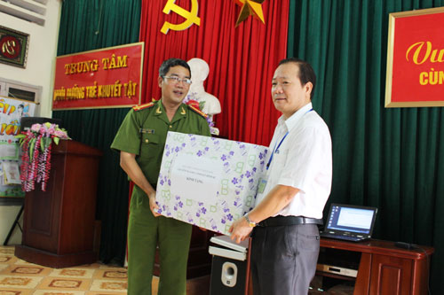 Chuyên ngành Cảnh sát hình sự vui Tết Trung thu cùng trẻ em khuyết tật Hà Nội